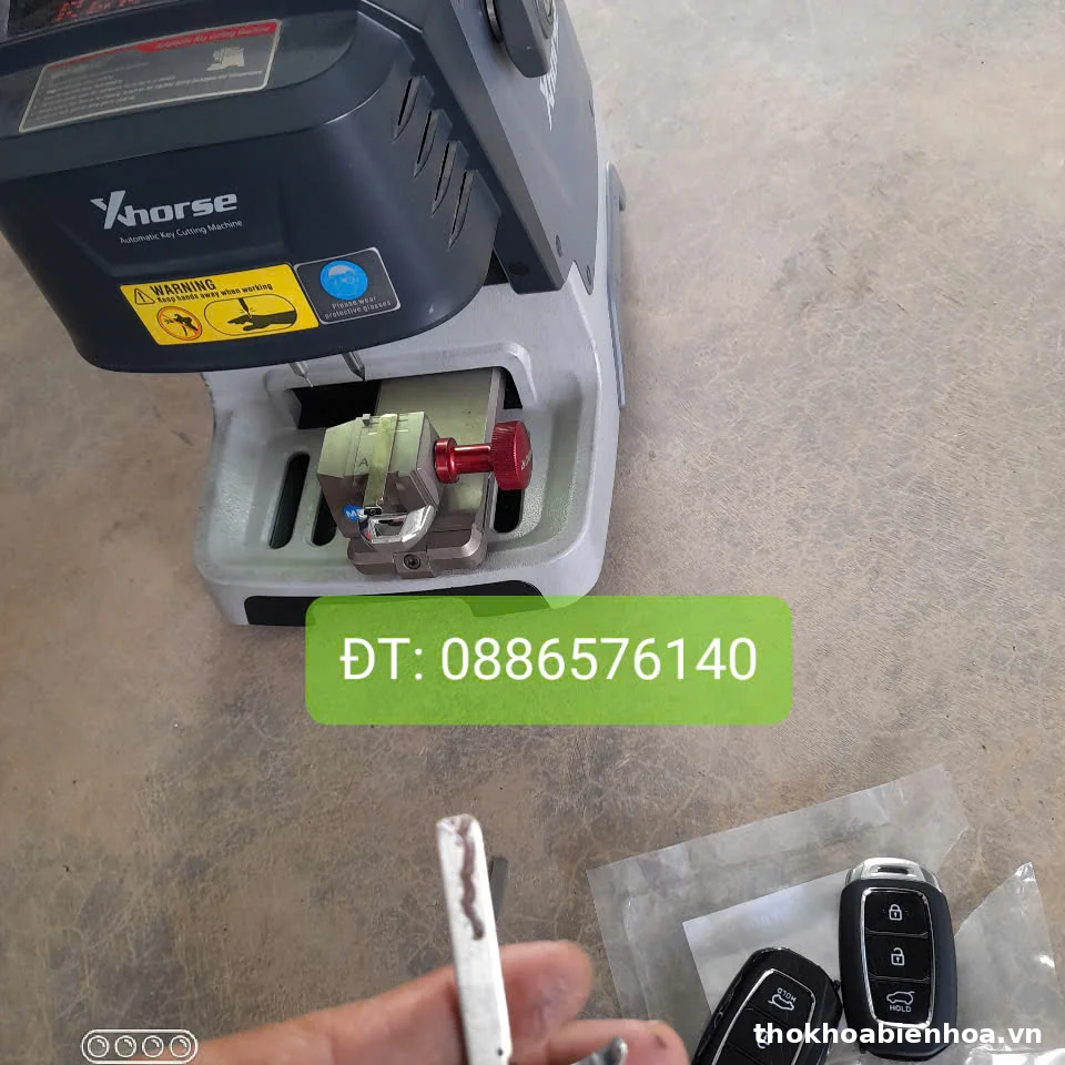 Cắt chìa cơ ô tô bằng máy CNC Dolphin tại Biên Hòa