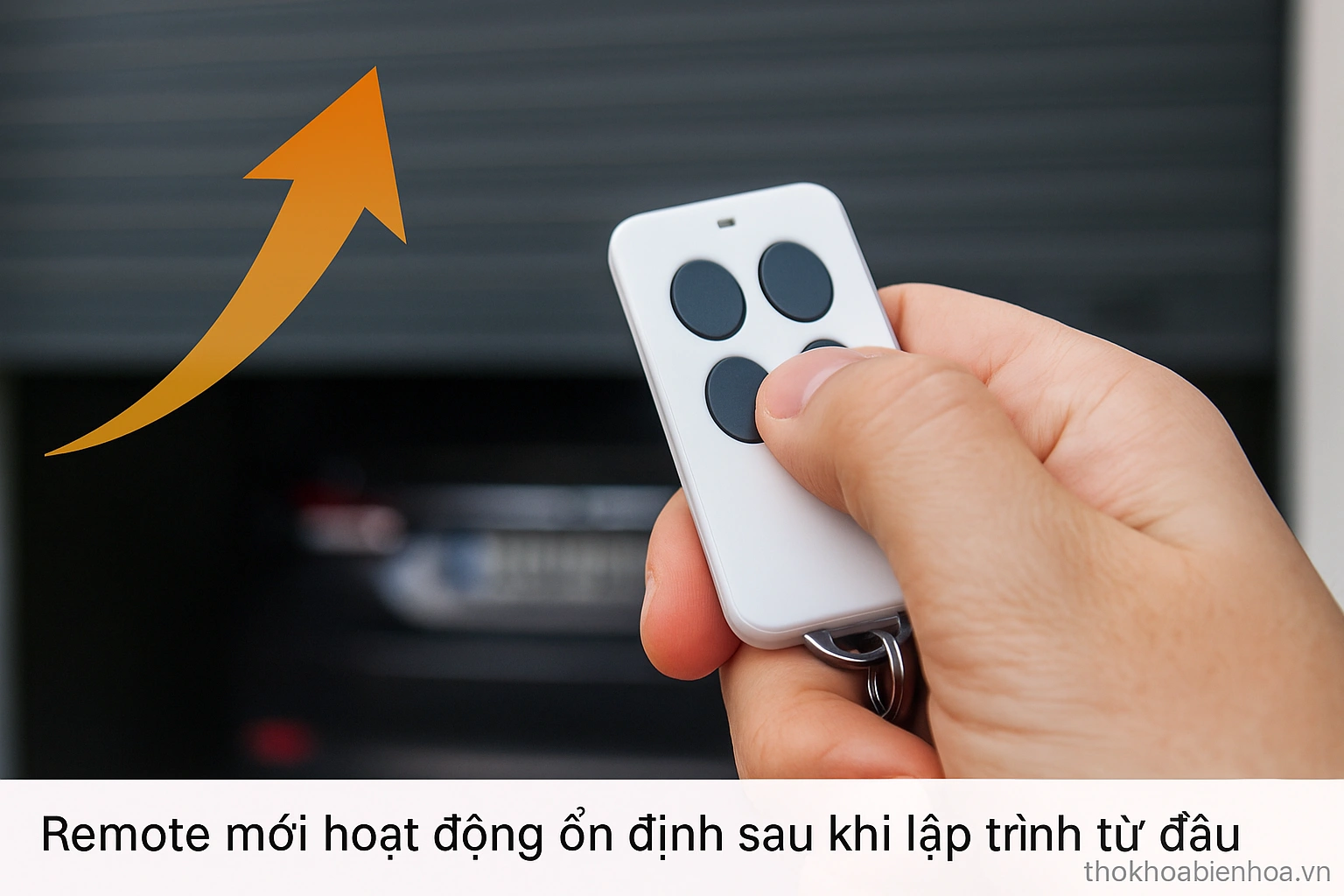 Cận cảnh tay bấm thử remote cửa cuốn mới sau khi được lập trình thành công