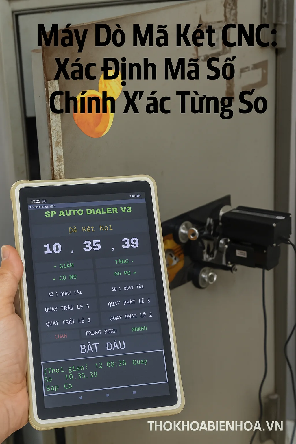 Thợ khóa sử dụng máy dò mã két sắt CNC kẹp vào núm mã, điều khiển bằng ứng dụng Bluetooth