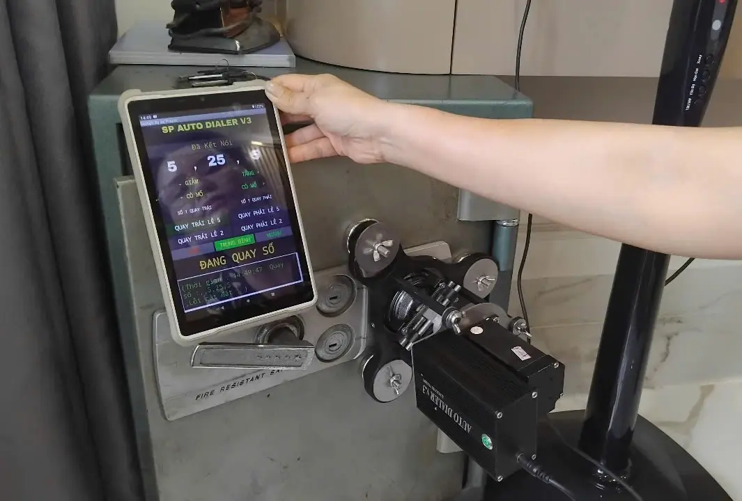 Máy dò mã két sắt CNC mở thành công két sắt cơ không thể dò tay